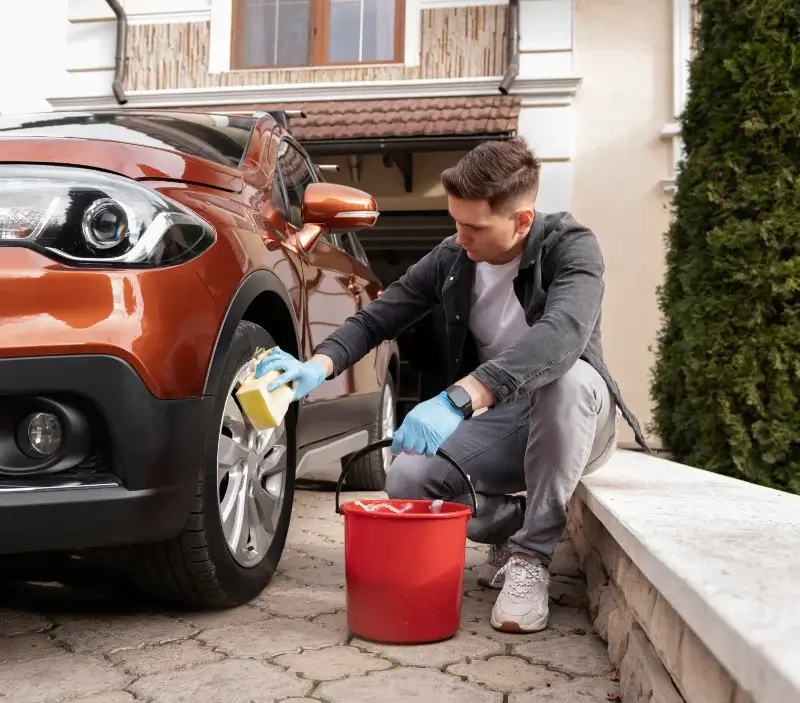 Lavage auto à domicile Marcilhac-sur-Célé : professionnel intervenant sur un véhicule